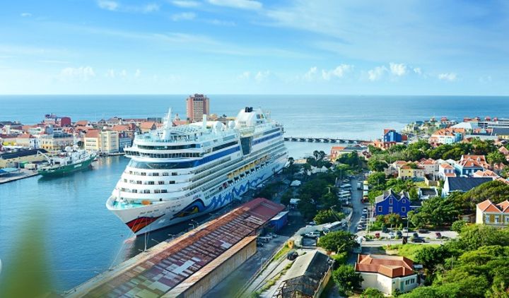 AIDAdiva im Hafen von Curacao