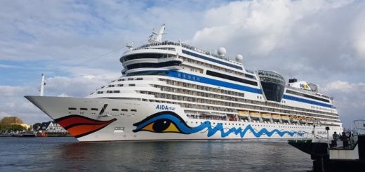 AIDAmar in Warnemünde beim Auslaufen zur Ostseekreuzfahrt