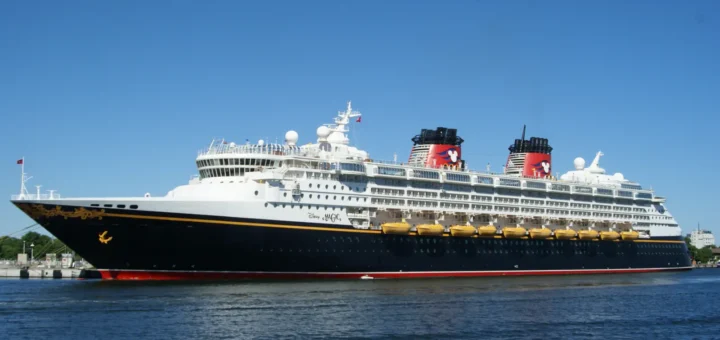Das Kreuzfahrtschiff Disney Magic in Warnemünde.