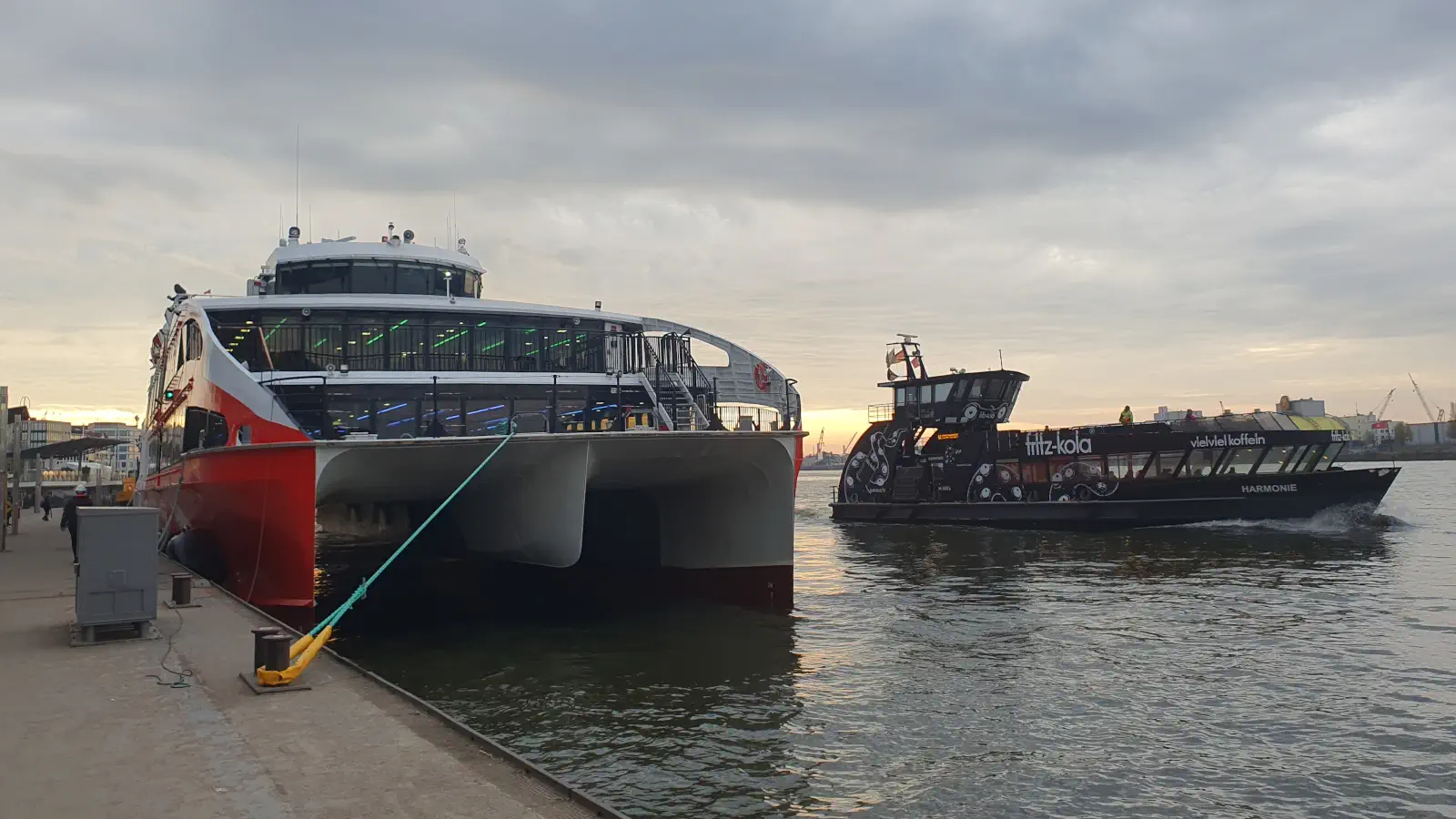 Der Halunder Jet von FRS Helgoline im Hafen Hamburg.