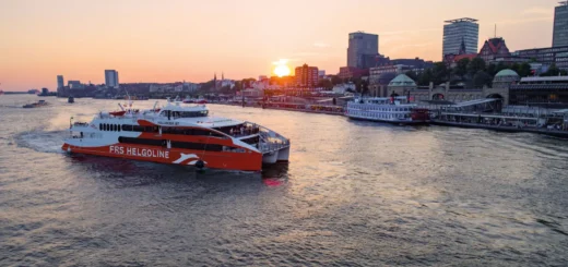 Der Halunder Jet von FRS Helgoline beim Sonnenuntergang in Hamburg