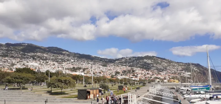 Blick auf die Hafenstadt Funchal auf der Insel Madeira.