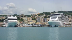 Blick auf den Kreuzfahrthafen Genua mit Kreuzfahrtschiffen von MSC Cruises.