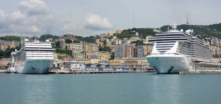 Blick auf den Kreuzfahrthafen Genua mit Kreuzfahrtschiffen von MSC Cruises.