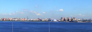 Panoramablick von einem Kreuzfahrtschiff auf die Skyline von St. Petersburg