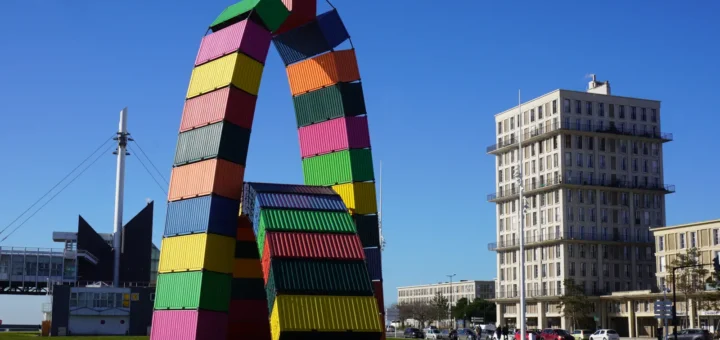 Container Kunst im Kreuzfahrthafen Le Havre.