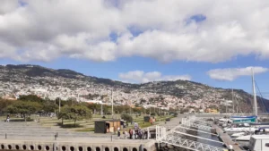 Blick auf die Hafenstadt Funchal auf der Insel Madeira.